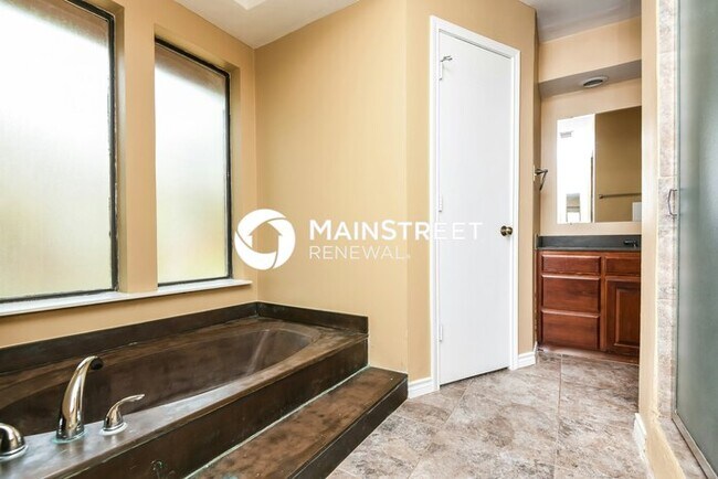 Building Photo - 4 Bedroom Pet-Friendly Home in Arlington, TX with Main Street Renewal
