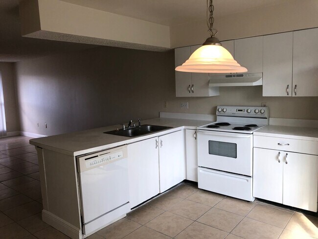 Building Photo - Spacious 2 Bedroom, 1 Bathroom Condo
