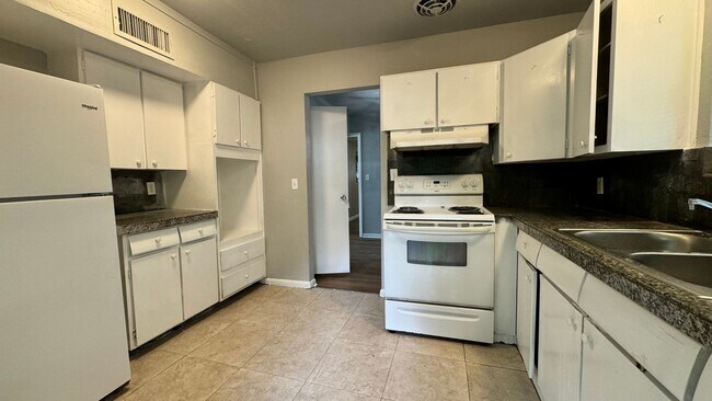 Building Photo - 3 Bed, 2 Bath Corner Lot Home!