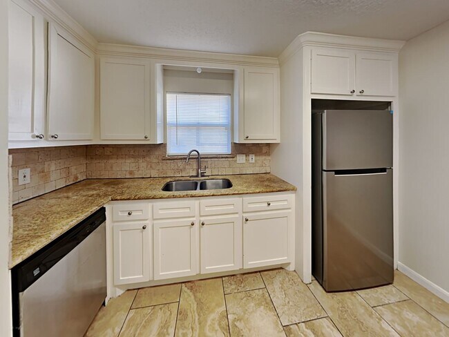 Building Photo - 19607 Lake Hollow Ln