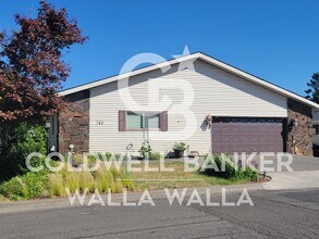 Building Photo - Spacious ground level