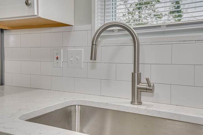 Building Photo - 208 Foxdale Dr