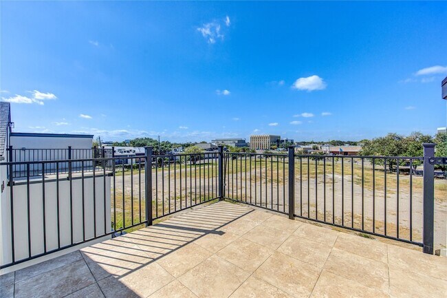 Building Photo - 2928 El Fenice Ln