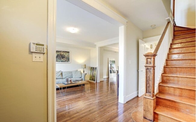 Building Photo - Charming, Spacious and Sunlit 3 BD, 2 BA R...