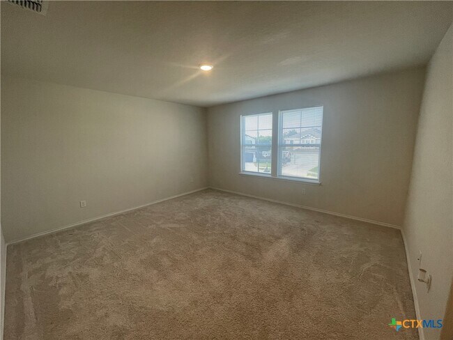Building Photo - 457 Lynwood Gold