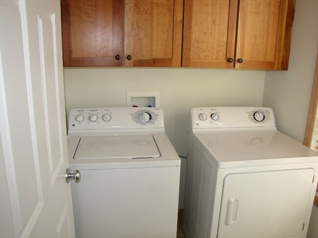 Building Photo - 3BR/2.5BA Beautiful END UNIT Townhome in Dancing Waters- Available Now!