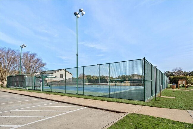 Building Photo - 2035 Shorewood Ln