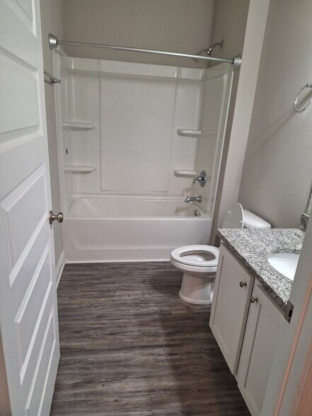 Hall bathroom - 256 Villa Bay Dr