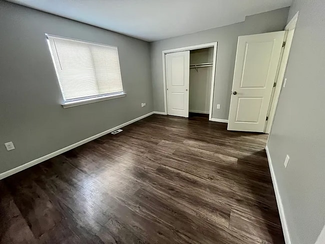 Building Photo - this beautiful 2 bedroom/1.5 bathroom townhouse apartment