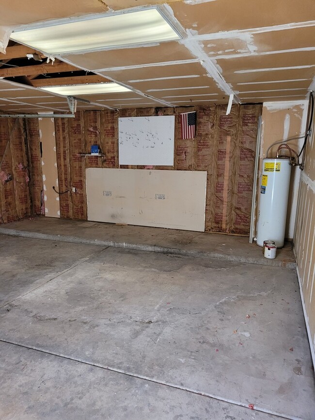 Building Photo - 3/2 with two car garage for rent-MM