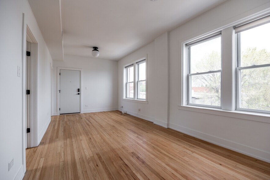 Building Photo - 3051 W Medill Ave