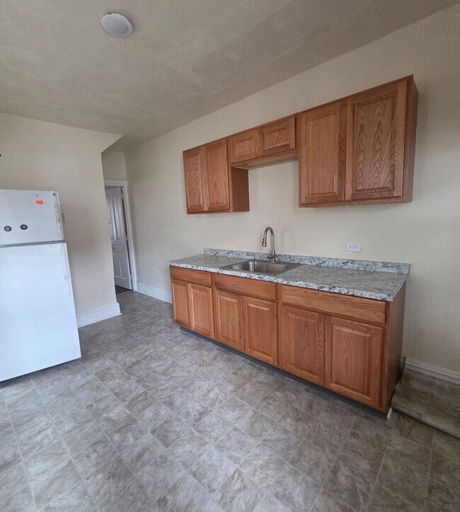 Building Photo - 5 Bedroom House For Rent