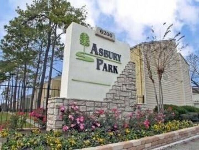Building Photo - 3 bed, 2 bath condo