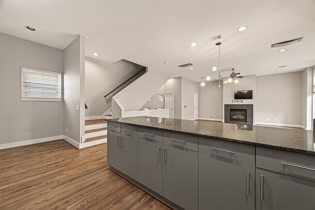 Building Photo - 1112 Columbus St