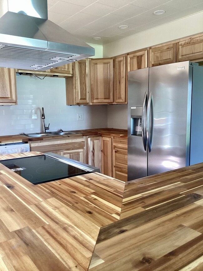 Building Photo - Renovated 4 bed 2 bath with large yard and...