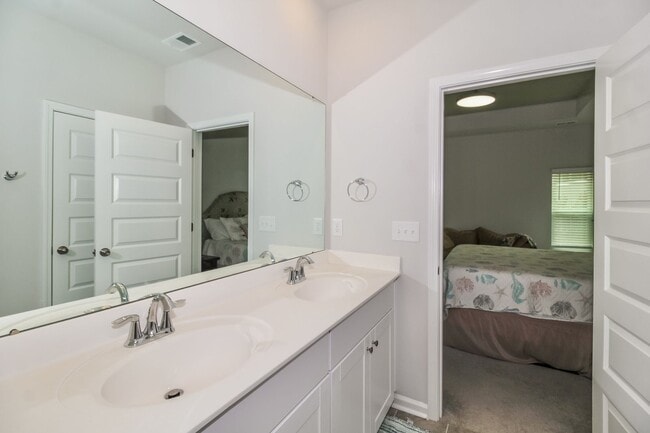 Building Photo - Lovely Furnished Home - $200 Off 1st Month Rent (Upon Approval)