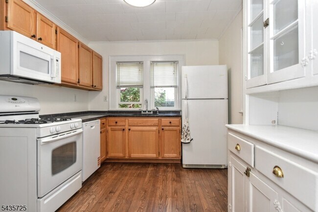 Building Photo - 220 Feronia Wy