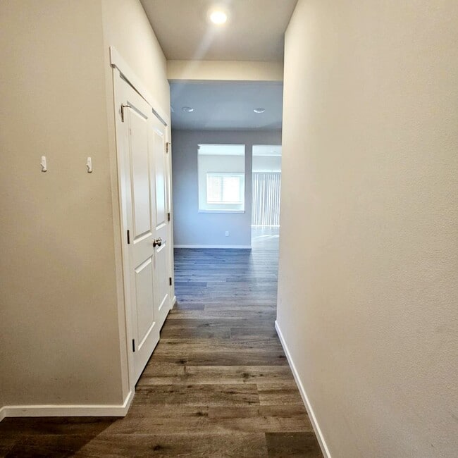 Building Photo - Immaculate and spacious 3 bed townhouse in convenient CK location