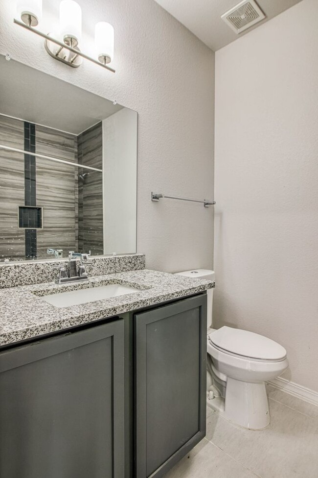 Building Photo - Beautiful  House 3 beds/3 baths. This Prop...