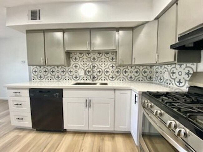 Building Photo - 4 bed 3, bath with connected guest house