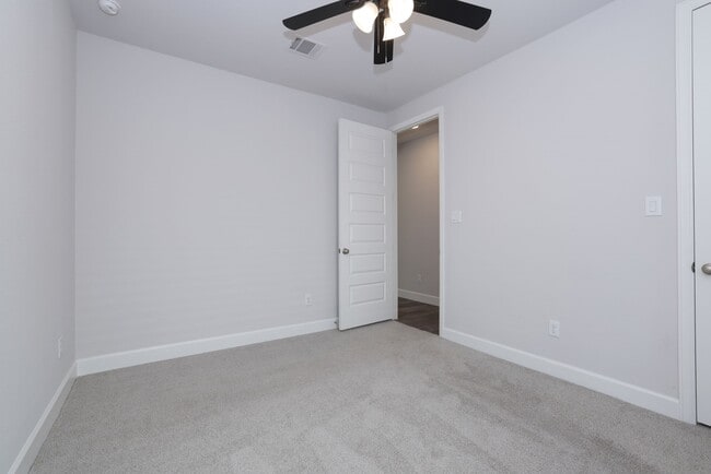 Building Photo - 42124 MISTERIO HILLS RD