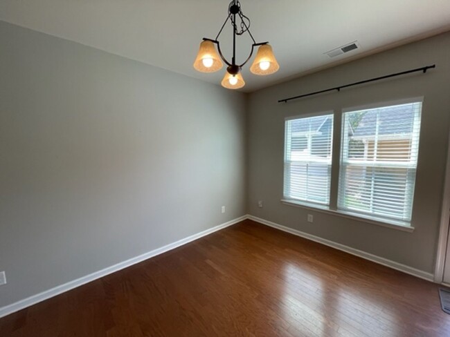 Building Photo - A gorgeous townhome available in Kitts Creek