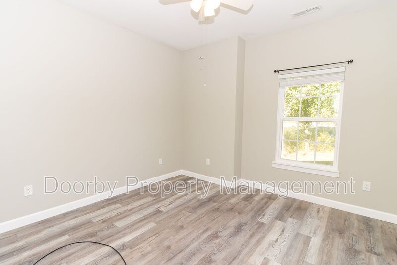 Building Photo - 18 Michigan Ln