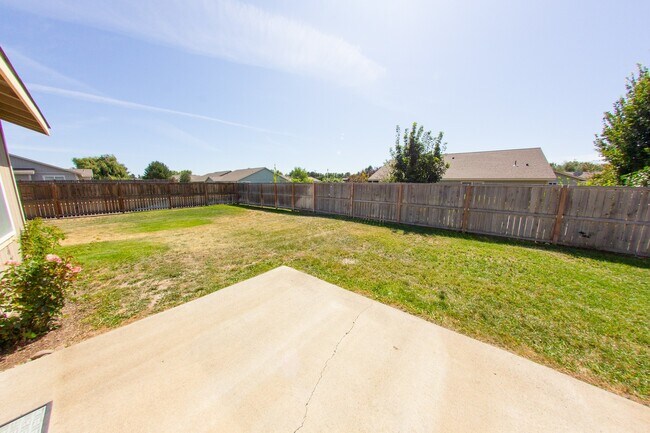 Building Photo - Open Floor Plan Home with Large Fenced Yard