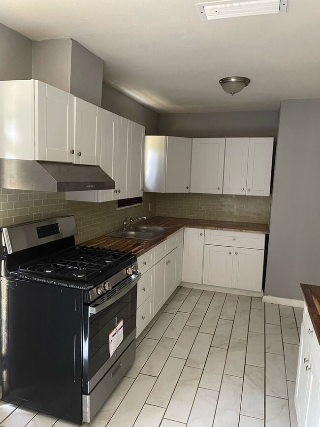 Building Photo - 3 Bedroom 1 Bath in Southern Hills