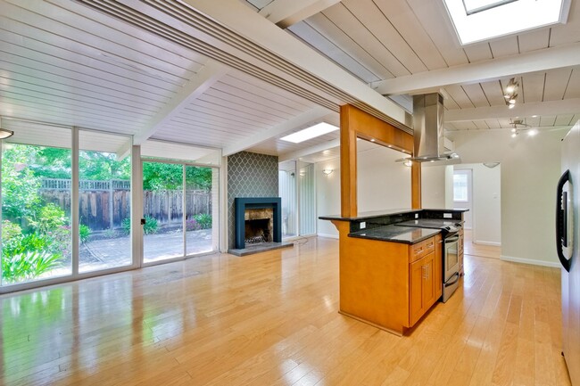 Primary Photo - Mountain View Home l Spacious Open Layout ...