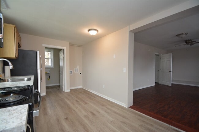 Building Photo - 4395 Nine Mile Point Rd - Unit N Rd