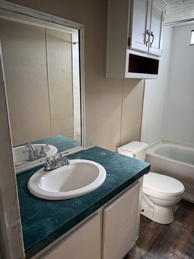 Building Photo - 204 E 1st St