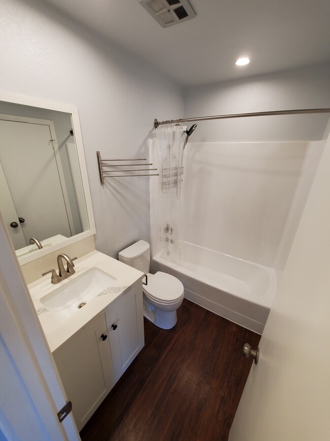 Upstairs Bathroom - 541 W Alton Ave