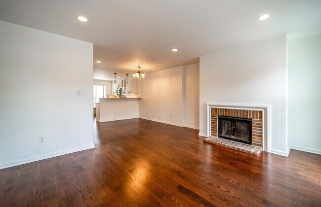 Building Photo - Sophisticated Townhome Steps from East Fal...
