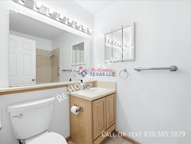 Building Photo - 204 Regal Oaks Dr