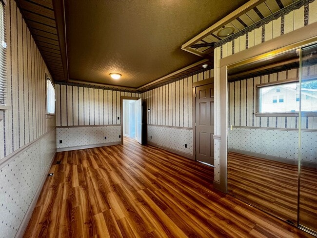 Building Photo - 604 S 12th Ave
