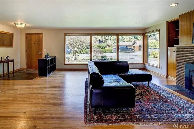 Building Photo - Beautiful and bright 3 bed / 2 bath rambler for rent!