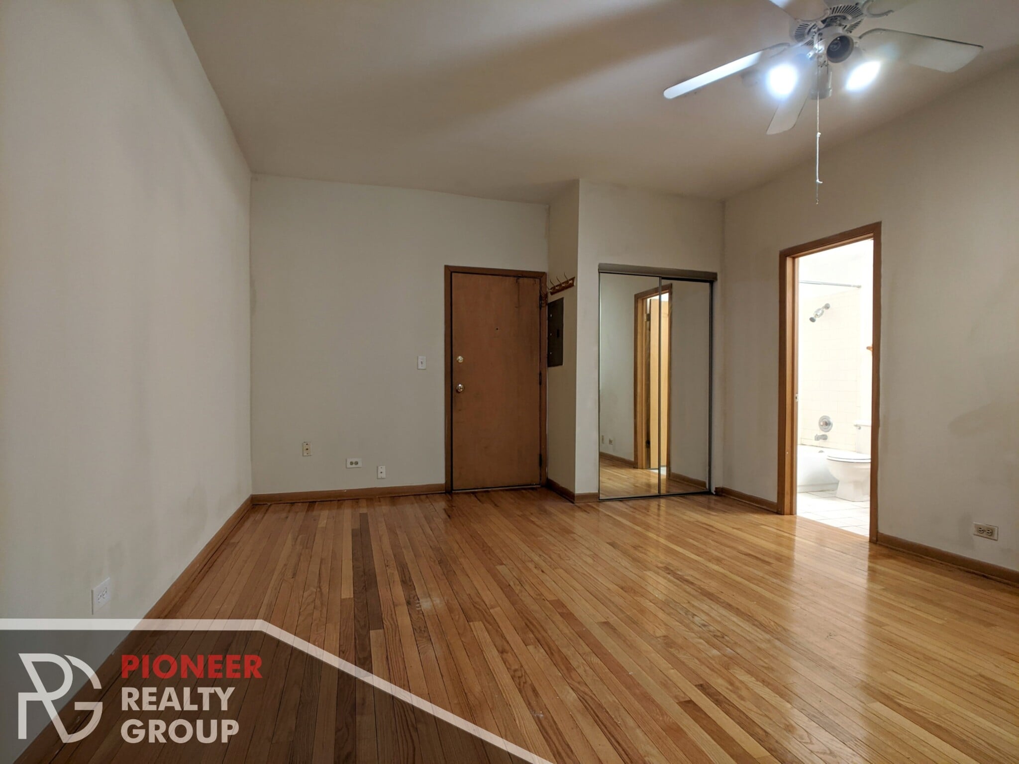 Building Photo - 633 W Barry Ave