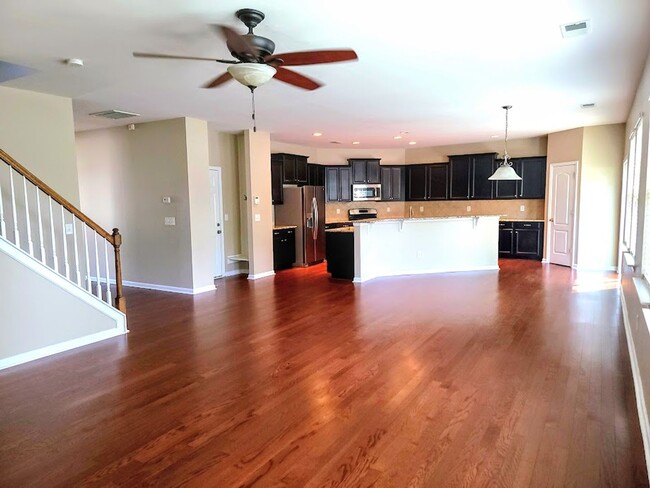 Building Photo - Great 5 bedroom 3.5 bath in the Lawson Com...