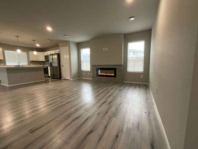 Building Photo - Beautiful 4 Bedroom, 2.5 Bath Home Availab...