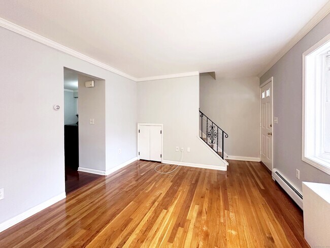 Building Photo - 245 Sunnyridge Ave