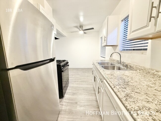 Building Photo - 1220 S Manhattan Pl