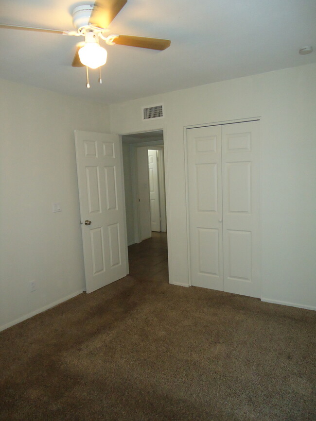 Building Photo - 4 Bedroom 2 Bathroom- Gilbert & Southern