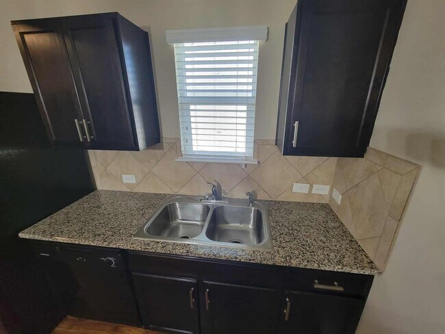Building Photo - 213 Camellia Dr