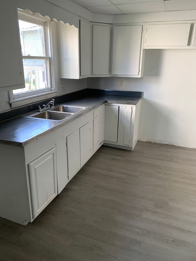Building Photo - 4 Bedroom Single Family House