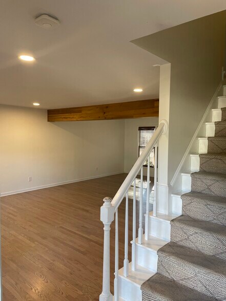 Building Photo - 705 Cash St