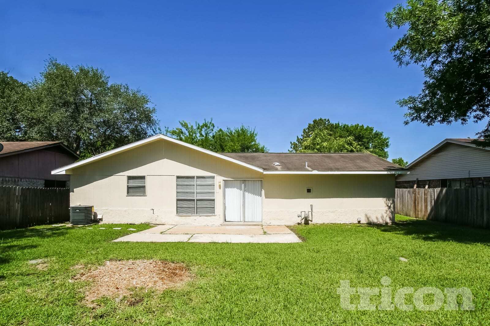 Building Photo - 15811 Kenbriar Dr