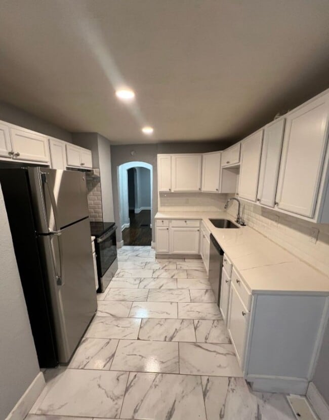 Building Photo - Spacious 5 Bedroom Bungalow in Historic No...