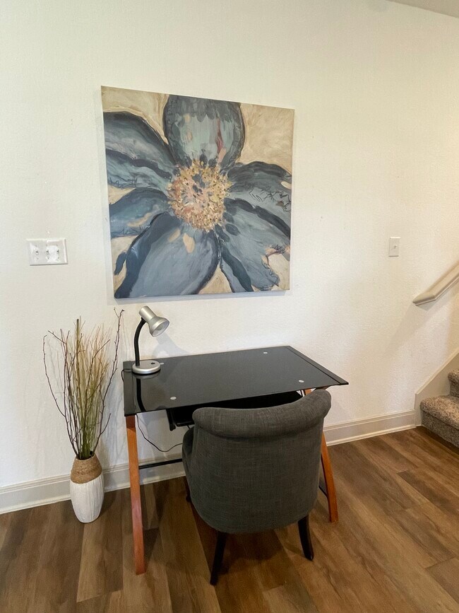 Desk/Living - 7511 Gramercy Way