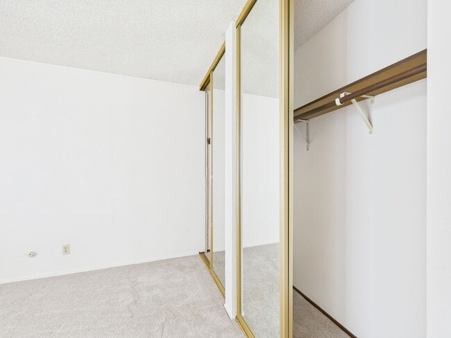 Building Photo - 1/1 Golden Oaks Condo for rent